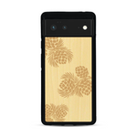 Coque de protection en bois véritable fabriquée en France pour  sur le thème de la nature des arbres avec un motif de gravure représentant des épines de sapin et des pommes de pin