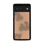 Coque de protection en bois véritable fabriquée en France pour  sur le thème de la nature des arbres avec un motif de gravure représentant des épines de sapin et des pommes de pin