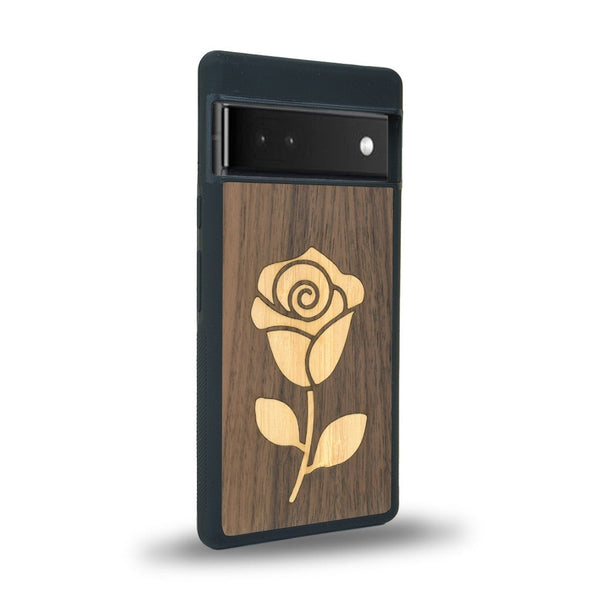 Coque de protection en bois véritable fabriquée en France pour Google Pixel 6 alliant plusieurs essences de bois pour représenter une rose