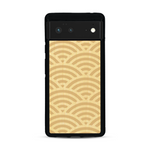 Coque de protection en bois véritable fabriquée en France pour  baptisée "La Sinjak" avec un motif de gravure abstrait représentant la répétition d'un symbole wifi