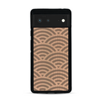 Coque de protection en bois véritable fabriquée en France pour  baptisée "La Sinjak" avec un motif de gravure abstrait représentant la répétition d'un symbole wifi