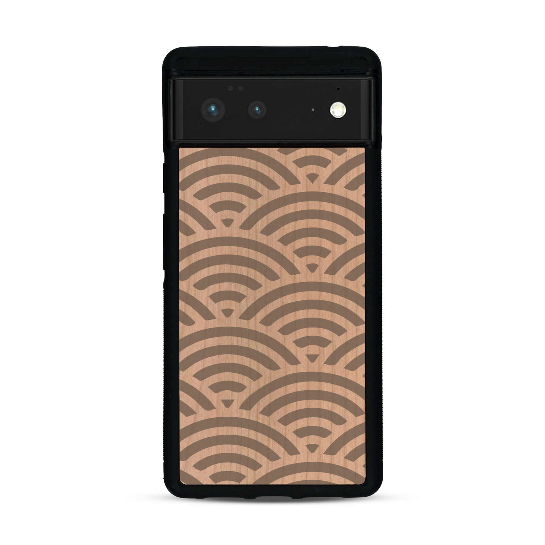Coque de protection en bois véritable fabriquée en France pour  baptisée "La Sinjak" avec un motif de gravure abstrait représentant la répétition d'un symbole wifi