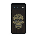 Coque de protection en bois véritable fabriquée en France pour  alliant du chêne fumé avec du métal argenté et doré représentant une tête de mort mexicaine sur le thème Dia de los Muertos