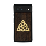 Coque de protection en bois véritable fabriquée en France pour Google Pixel 6 alliant du chêne fumé et du bambou représentant une triquetra