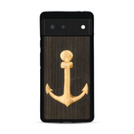 Coque de protection en bois véritable fabriquée en France pour  sur le thème nautique avec un bois clair et un bois foncé représentant une ancre de bateau