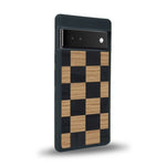 Coque de protection en bois véritable fabriquée en France pour Google Pixel 6 alliant plusieurs essences de bois pour représenter un damier