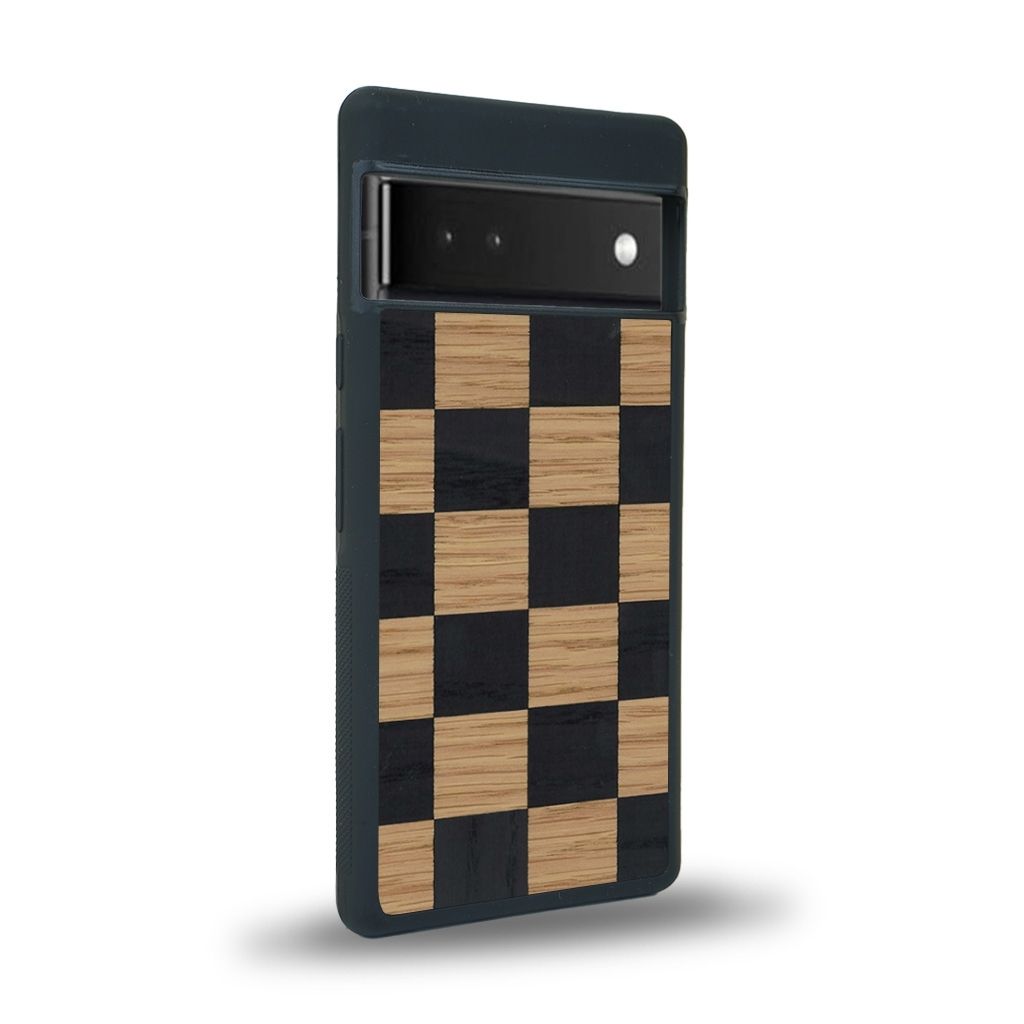 Coque de protection en bois véritable fabriquée en France pour Google Pixel 6 alliant plusieurs essences de bois pour représenter un damier