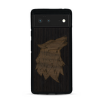 Coque de protection en bois véritable fabriquée en France pour  alliant du chêne fumé et du noyer représentant une tête de loup géométrique de profil sur le thème des animaux et de la nature