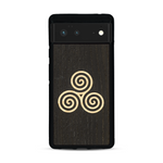 Coque de protection en bois véritable fabriquée en France pour Google Pixel 6 alliant du chêne fumé et du bambou et doré représentant un triskell