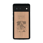 Coque de protection en bois véritable fabriquée en France pour  sur le thème de la nature et des arbres avec une gravure représentant une pomme de pin et la phrase "made by nature"