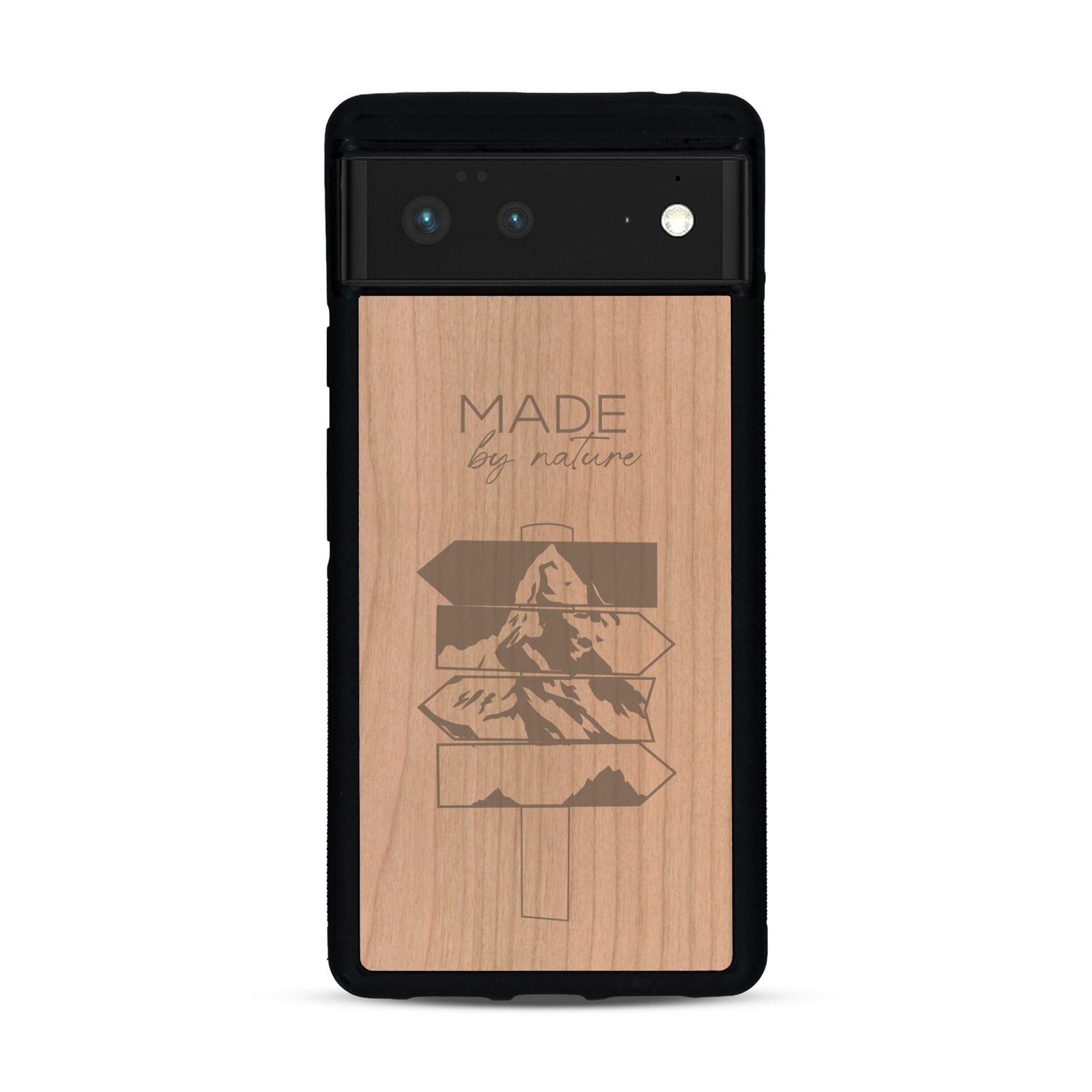 Coque de protection en bois véritable fabriquée en France pour  sur le thème de la nature et des arbres avec une gravure représentant une pomme de pin et la phrase "made by nature"