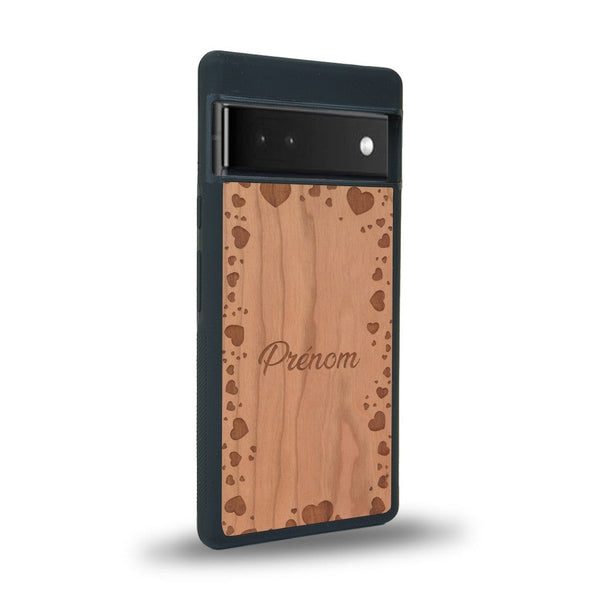 Coque de protection en bois véritable fabriquée en France pour Google Pixel 6 sur le thème de la fête des mères avec un motif représentant des coeurs et des feuilles