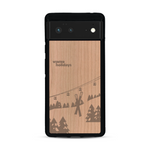 Coque de protection en bois véritable fabriquée en France pour  sur le thème de la montagne, du ski et de la neige avec un motif représentant une paire de ski plantée dans la neige avec en fond des montagnes enneigées