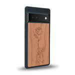 Coque de protection en bois véritable fabriquée en France pour Google Pixel 6a sur le thème de la fête des mères avec un motif représentant une fleur dont la tige forme le mot "love"