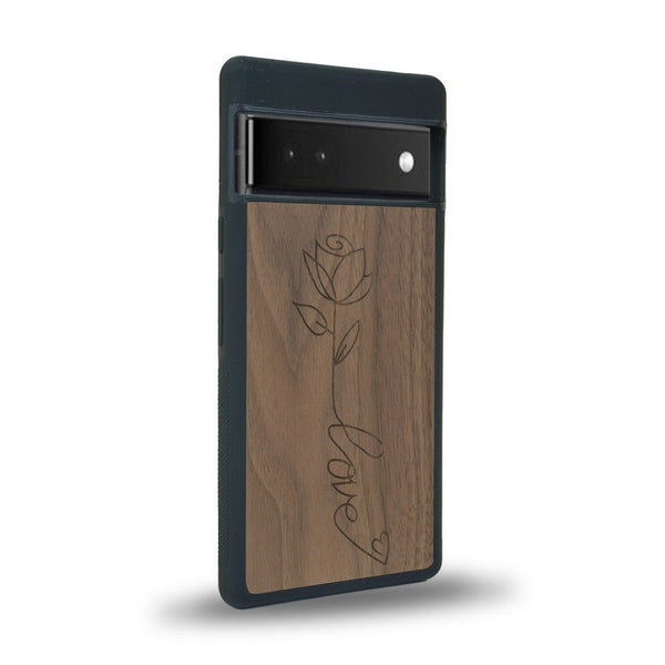 Coque de protection en bois véritable fabriquée en France pour Google Pixel 6a sur le thème de la fête des mères avec un motif représentant une fleur dont la tige forme le mot "love"