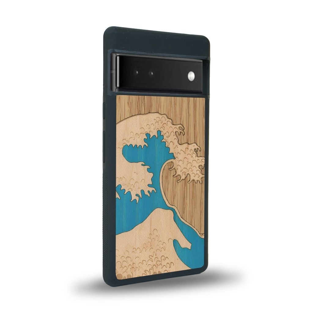 Coque de protection en bois véritable fabriquée en France pour Google Pixel 6a alliant plusieurs essences de bois pour représenter la célèbre grande vague de Kanagawa