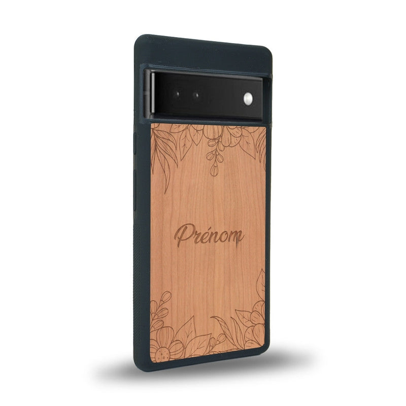 Coque de protection en bois véritable fabriquée en France pour Google Pixel 6a sur le thème de la fête des mères avec un motif représentant des fleurs et des feuilles