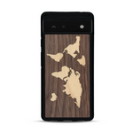Coque de protection en bois véritable fabriquée en France pour  alliant du bambou et du noyer sur le thème du voyage et de l'aventure représentant une mappemonde