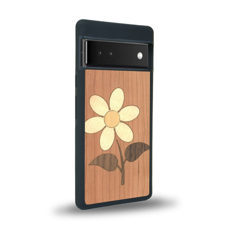 Coque de protection en bois véritable fabriquée en France pour Google Pixel 6a alliant plusieurs essences de bois pour représenter une marguerite