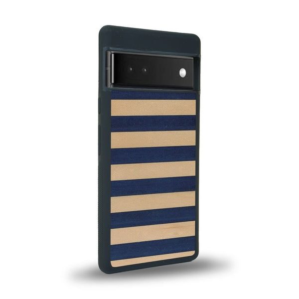 Coque de protection en bois véritable fabriquée en France pour Google Pixel 6a alliant plusieurs essences de bois pour représenter une marinière