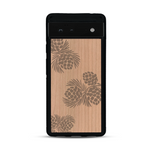 Coque de protection en bois véritable fabriquée en France pour  sur le thème de la nature des arbres avec un motif de gravure représentant des épines de sapin et des pommes de pin