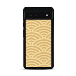 Coque de protection en bois véritable fabriquée en France pour  baptisée "La Sinjak" avec un motif de gravure abstrait représentant la répétition d'un symbole wifi