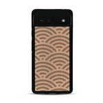 Coque de protection en bois véritable fabriquée en France pour  baptisée "La Sinjak" avec un motif de gravure abstrait représentant la répétition d'un symbole wifi