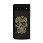 Coque de protection en bois véritable fabriquée en France pour  alliant du chêne fumé avec du métal argenté et doré représentant une tête de mort mexicaine sur le thème Dia de los Muertos