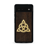 Coque de protection en bois véritable fabriquée en France pour  alliant du chêne fumé et du bambou représentant une triquetra