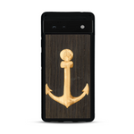 Coque de protection en bois véritable fabriquée en France pour  sur le thème nautique avec un bois clair et un bois foncé représentant une ancre de bateau