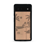 Coque de protection en bois véritable fabriquée en France pour  sur le thème des voyages en vans, vanlife et chill avec une gravure représentant un van vw combi devant le soleil couchant sur une plage avec des vagues