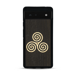 Coque de protection en bois véritable fabriquée en France pour  alliant du chêne fumé et du bambou et doré représentant un triskell