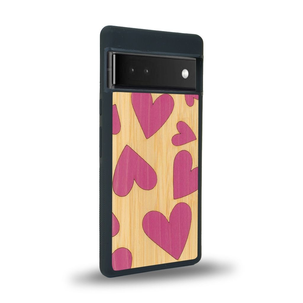 Coque de protection en bois véritable fabriquée en France pour Google Pixel 6A alliant plusieurs essences de bois pour représenter des coeurs pour les amoureux