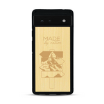 Coque de protection en bois véritable fabriquée en France pour  sur le thème de la nature et des arbres avec une gravure représentant une pomme de pin et la phrase "made by nature"