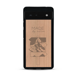 Coque de protection en bois véritable fabriquée en France pour  sur le thème de la nature et des arbres avec une gravure représentant une pomme de pin et la phrase "made by nature"