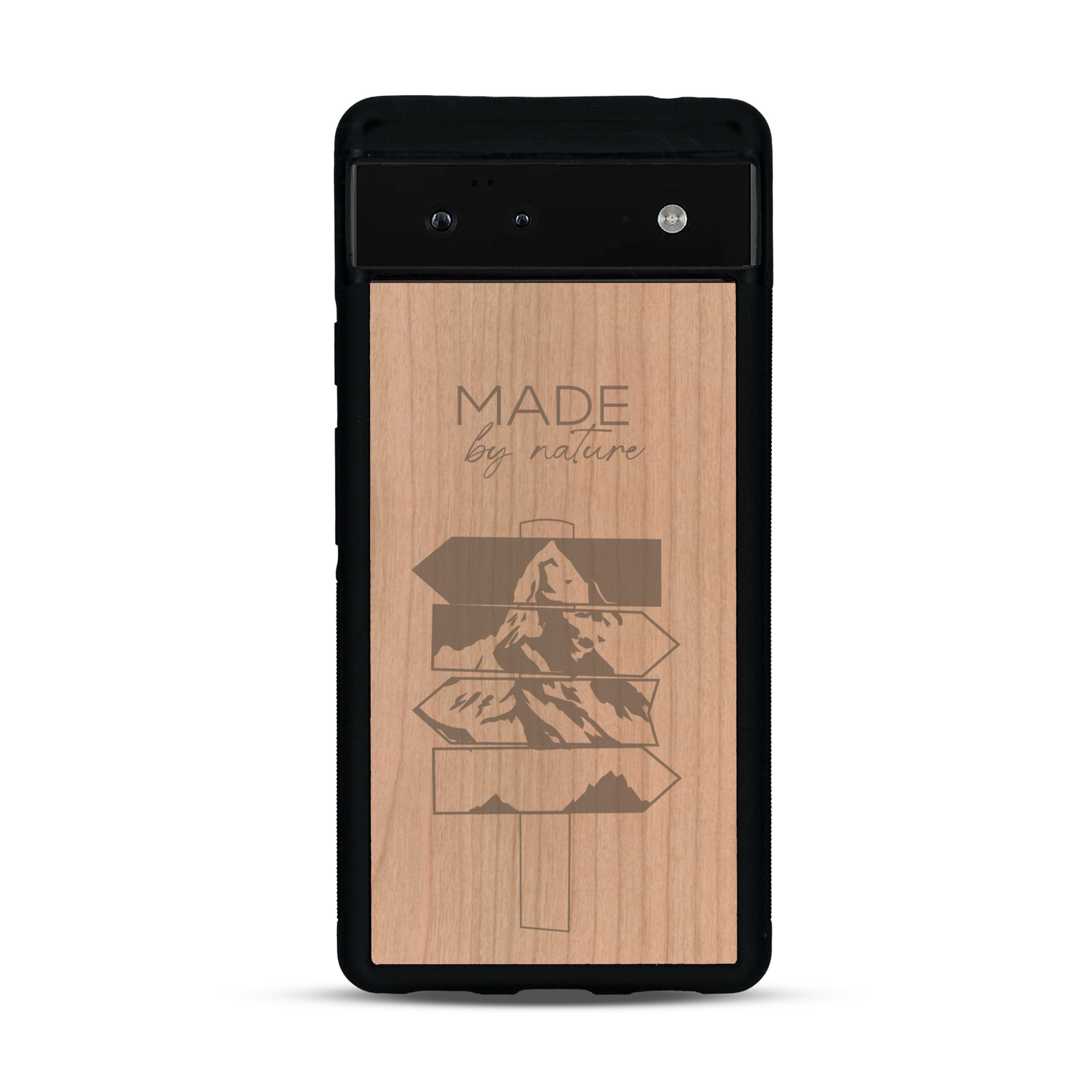 Coque de protection en bois véritable fabriquée en France pour  sur le thème de la nature et des arbres avec une gravure représentant une pomme de pin et la phrase "made by nature"