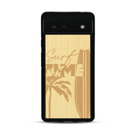 Coque de protection en bois véritable fabriquée en France pour  sur le thème chill avec un motif représentant une silouhette tenant une planche de surf sur une plage entouré de palmiers et les mots "Surf Time Long Beach Miami"
