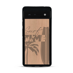 Coque de protection en bois véritable fabriquée en France pour  sur le thème chill avec un motif représentant une silouhette tenant une planche de surf sur une plage entouré de palmiers et les mots "Surf Time Long Beach Miami"