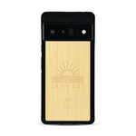 Coque de protection en bois véritable fabriquée en France pour  sur le thème chill avec un motif représentant un couché de soleil sur l'océan et la phrase "Chill out"
