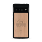 Coque de protection en bois véritable fabriquée en France pour  sur le thème chill avec un motif représentant un couché de soleil sur l'océan et la phrase "Chill out"