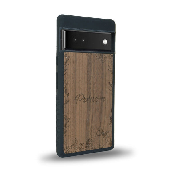 Coque de protection en bois véritable fabriquée en France pour Google Pixel 6pro sur le thème de la fête des mères avec un motif représentant des fleurs et des feuilles