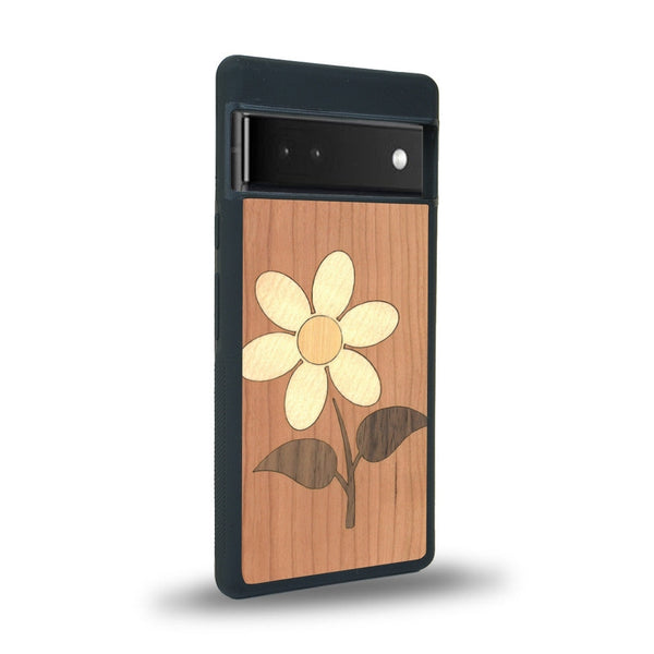 Coque de protection en bois véritable fabriquée en France pour Google Pixel 6pro alliant plusieurs essences de bois pour représenter une marguerite