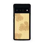 Coque de protection en bois véritable fabriquée en France pour  sur le thème de la nature des arbres avec un motif de gravure représentant des épines de sapin et des pommes de pin