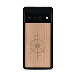 Coque de protection en bois véritable fabriquée en France pour  avec une gravure "rose des vents" sur le thème nautique et de l'océan qui s'inspire des boussoles de pirate