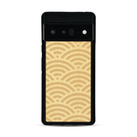 Coque de protection en bois véritable fabriquée en France pour  baptisée "La Sinjak" avec un motif de gravure abstrait représentant la répétition d'un symbole wifi