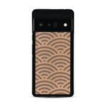 Coque de protection en bois véritable fabriquée en France pour  baptisée "La Sinjak" avec un motif de gravure abstrait représentant la répétition d'un symbole wifi