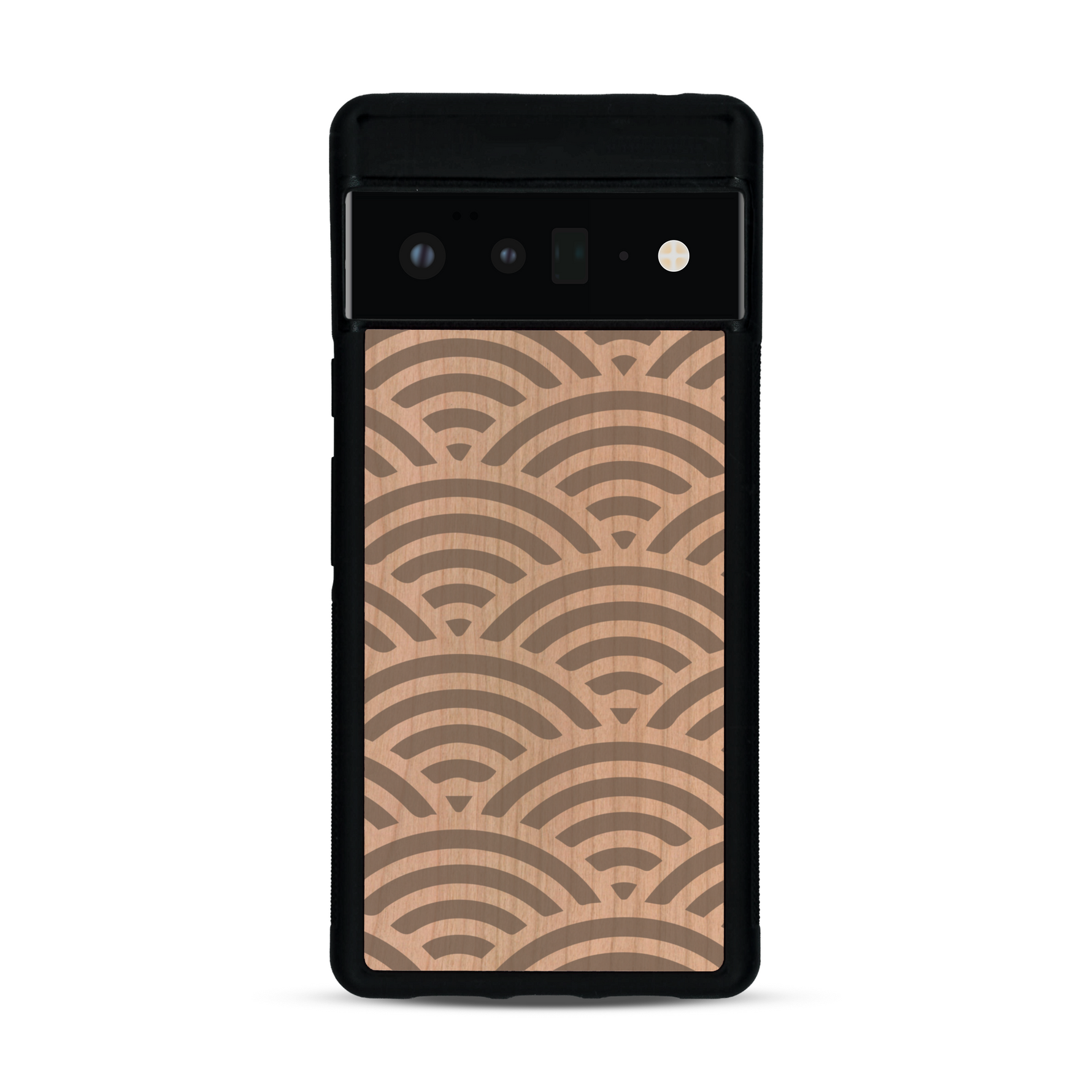 Coque de protection en bois véritable fabriquée en France pour  baptisée "La Sinjak" avec un motif de gravure abstrait représentant la répétition d'un symbole wifi