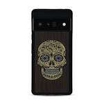 Coque de protection en bois véritable fabriquée en France pour  alliant du chêne fumé avec du métal argenté et doré représentant une tête de mort mexicaine sur le thème Dia de los Muertos