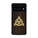 Coque de protection en bois véritable fabriquée en France pour  alliant du chêne fumé et du bambou représentant une triquetra