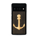 Coque de protection en bois véritable fabriquée en France pour  sur le thème nautique avec un bois clair et un bois foncé représentant une ancre de bateau
